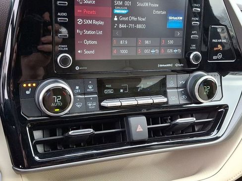 Used 2021 Toyota Highlander XLE image 18