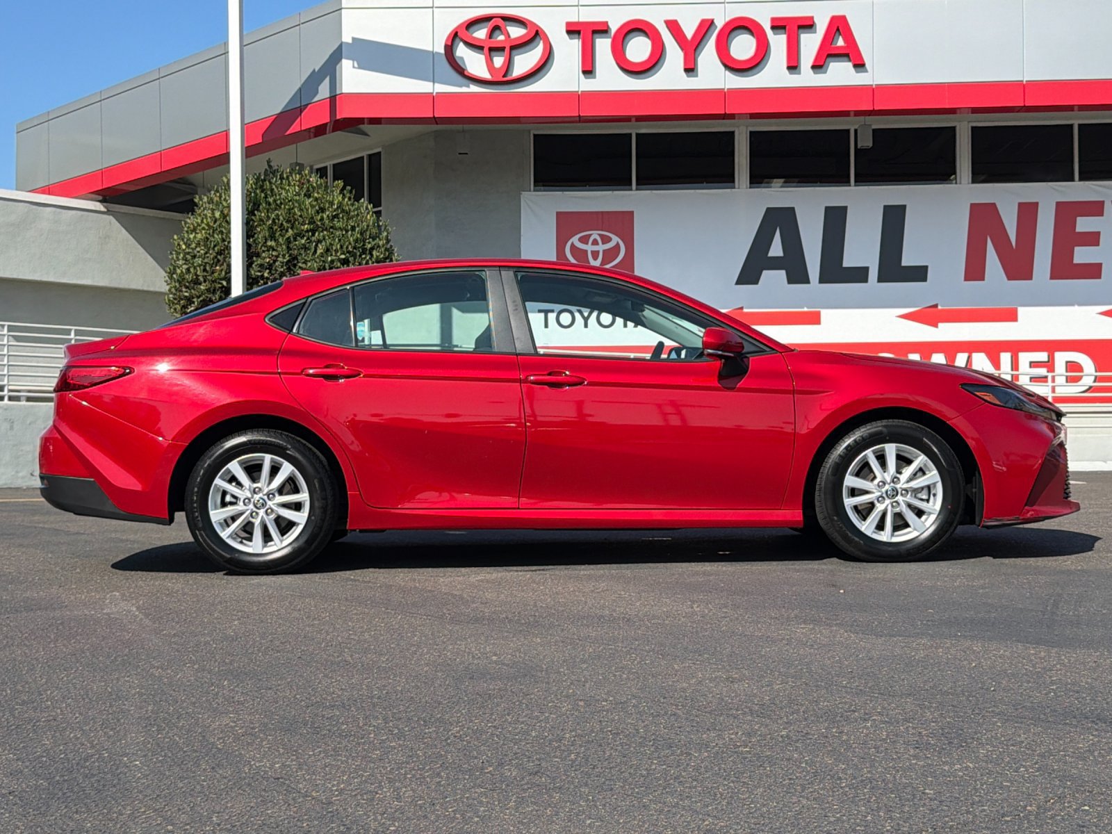 Used 2025 Toyota Camry LE FWD image 6