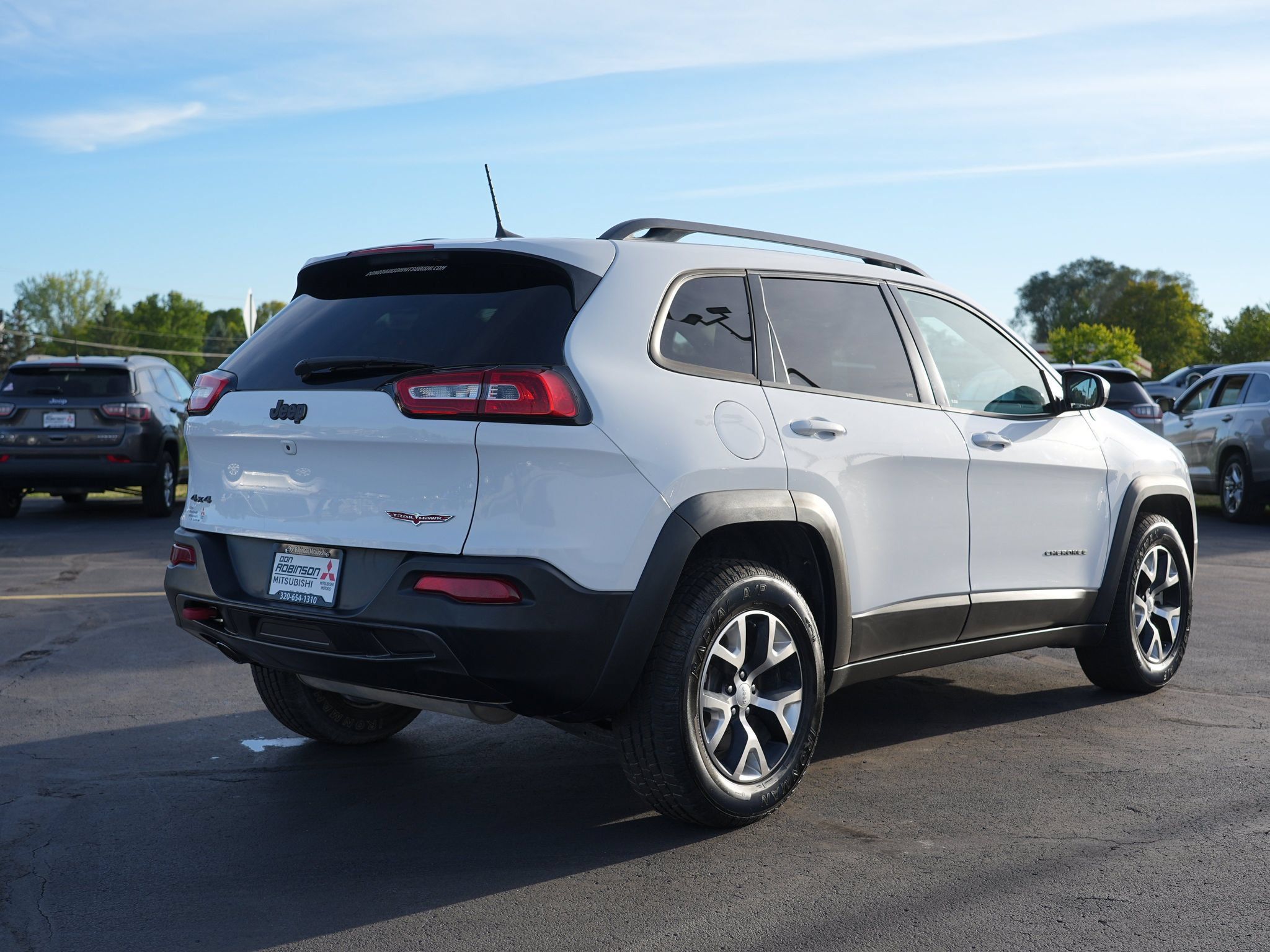 Used 2017 Jeep Cherokee Trailhawk AWD/4WD image 3