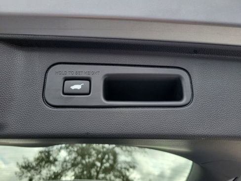 Used 2025 Honda Pilot EX-L image 11