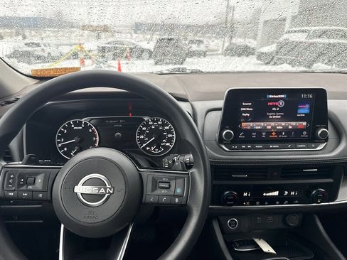 Used 2023 Nissan Rogue SV image 10