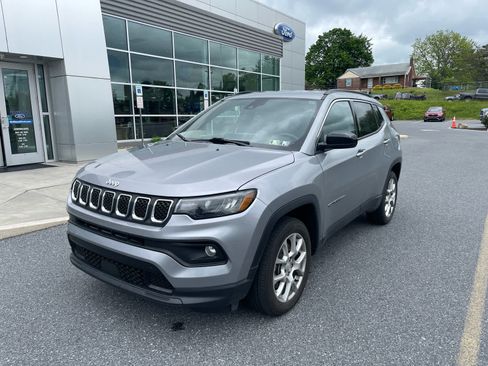 Used 2023 Jeep Compass Latitude AWD/4WD image 2