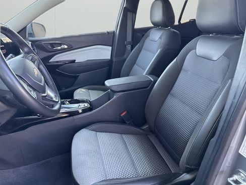 Used 2025 Chevrolet Trax LT w/ LT Convenience Package FWD image 9