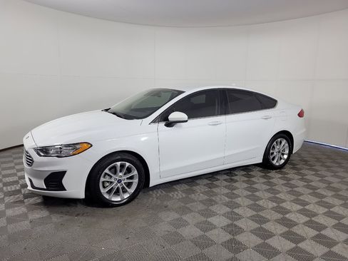 Used 2019 Ford Fusion SE FWD image 2