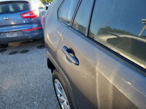 Used 2021 Toyota RAV4 LE image 10