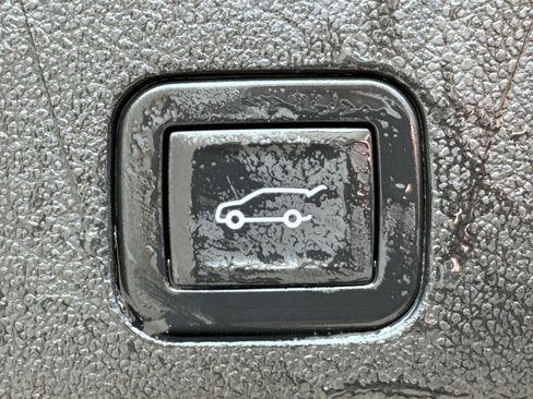 Used 2025 Chevrolet Tahoe LT AWD/4WD image 19