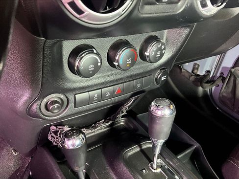 Used 2014 Jeep Wrangler Unlimited Sahara w/ Connectivity Group AWD/4WD image 15