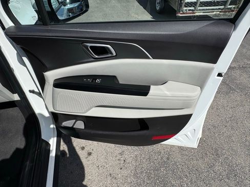 Used 2022 Kia Carnival LX image 34