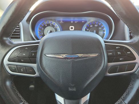 Used 2018 Chrysler 300 Touring w/ Chrome Appearance Package image 19