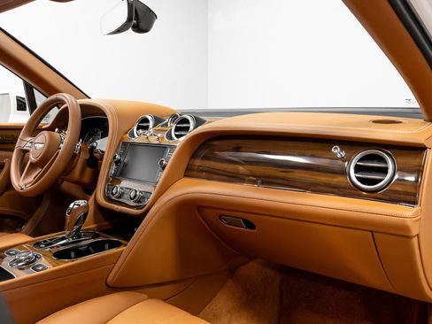 Used 2019 Bentley Bentayga image 20