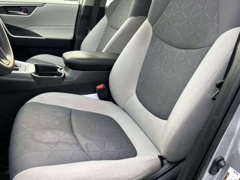 Used 2019 Toyota RAV4 XLE w/ Phone Cable & Charge Package image 30