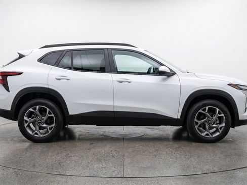 Used 2025 Chevrolet Trax LT w/ LT Convenience Package FWD image 11