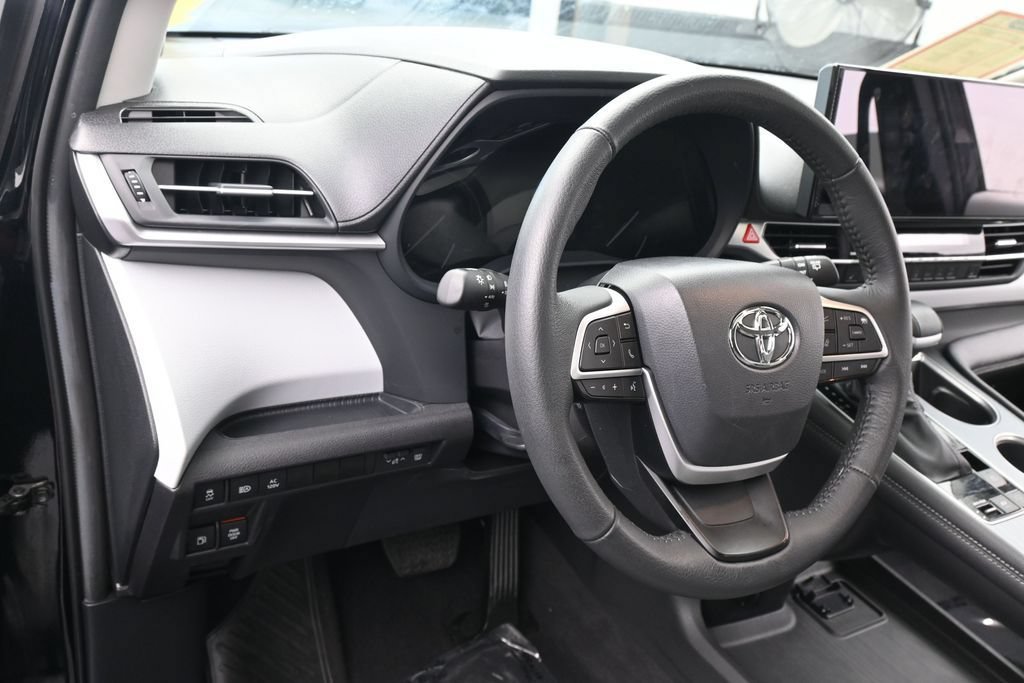 Used 2025 Toyota Sienna XLE w/ XLE Plus Package FWD image 15