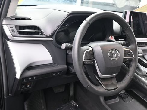Used 2025 Toyota Sienna XLE w/ XLE Plus Package FWD image 15