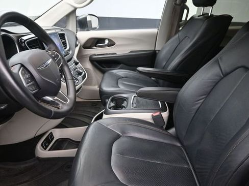 Used 2017 Chrysler Pacifica Touring-L Plus w/ Tire & Wheel Group FWD image 17