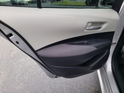 Used 2021 Toyota Corolla LE image 11