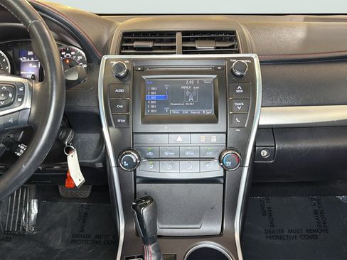 Used 2015 Toyota Camry SE FWD image 16