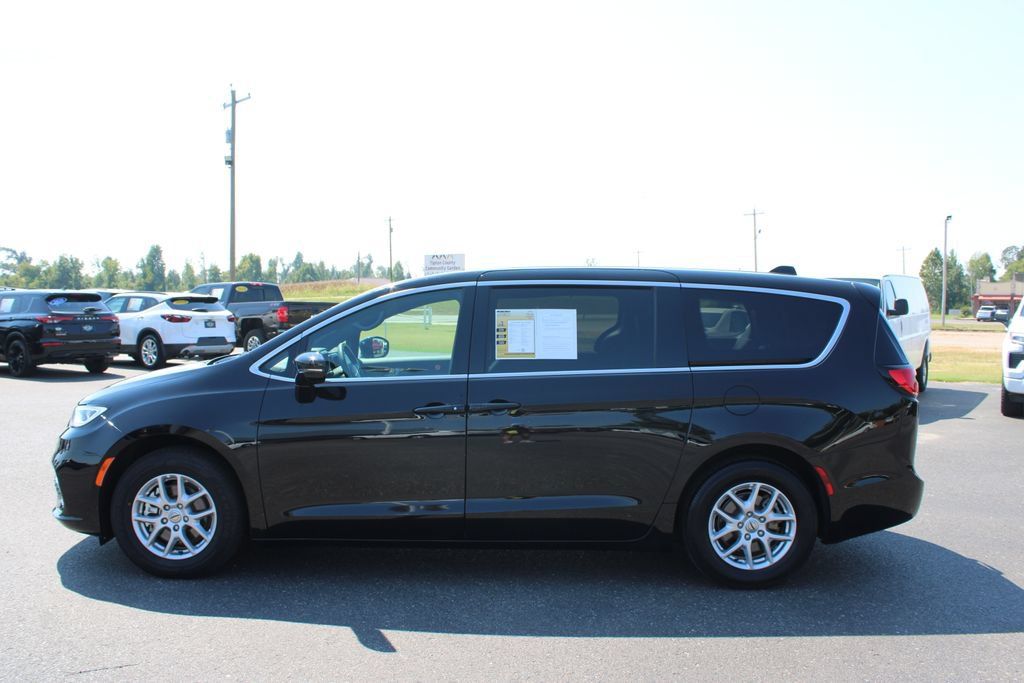 Used 2025 Chrysler Pacifica Select FWD image 6