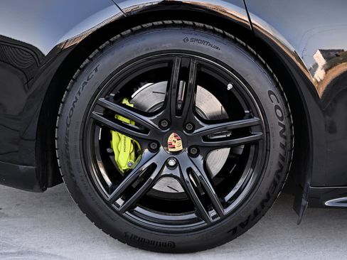 Used 2018 Porsche Panamera 4 AWD/4WD image 34