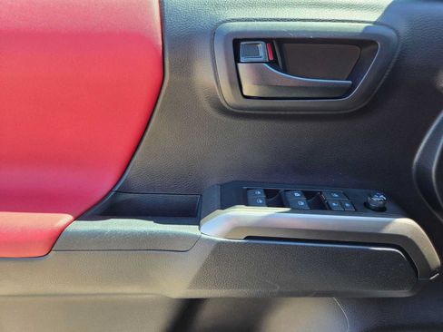 Used 2020 Toyota Tacoma SR5 AWD/4WD image 27