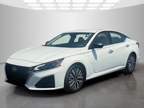 Used 2025 Nissan Altima 2.5 SV FWD image 7