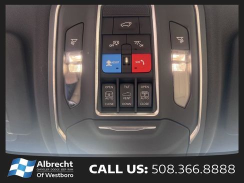 Used 2025 Jeep Grand Cherokee Limited AWD/4WD image 29