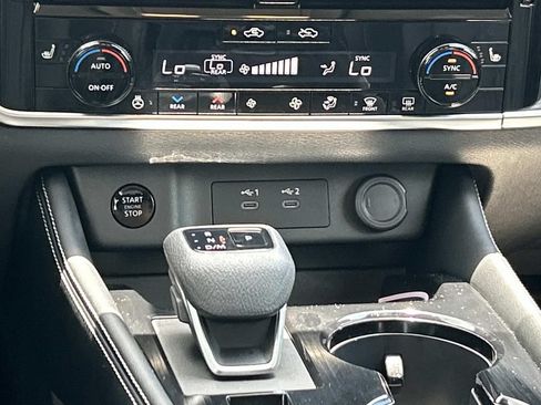 Certified 2025 Nissan Rogue Platinum w/ Platinum Premium Package FWD image 28
