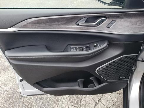 Used 2022 Jeep Grand Cherokee Limited image 11