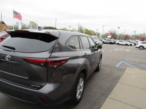 Used 2024 Toyota Highlander LE image 5