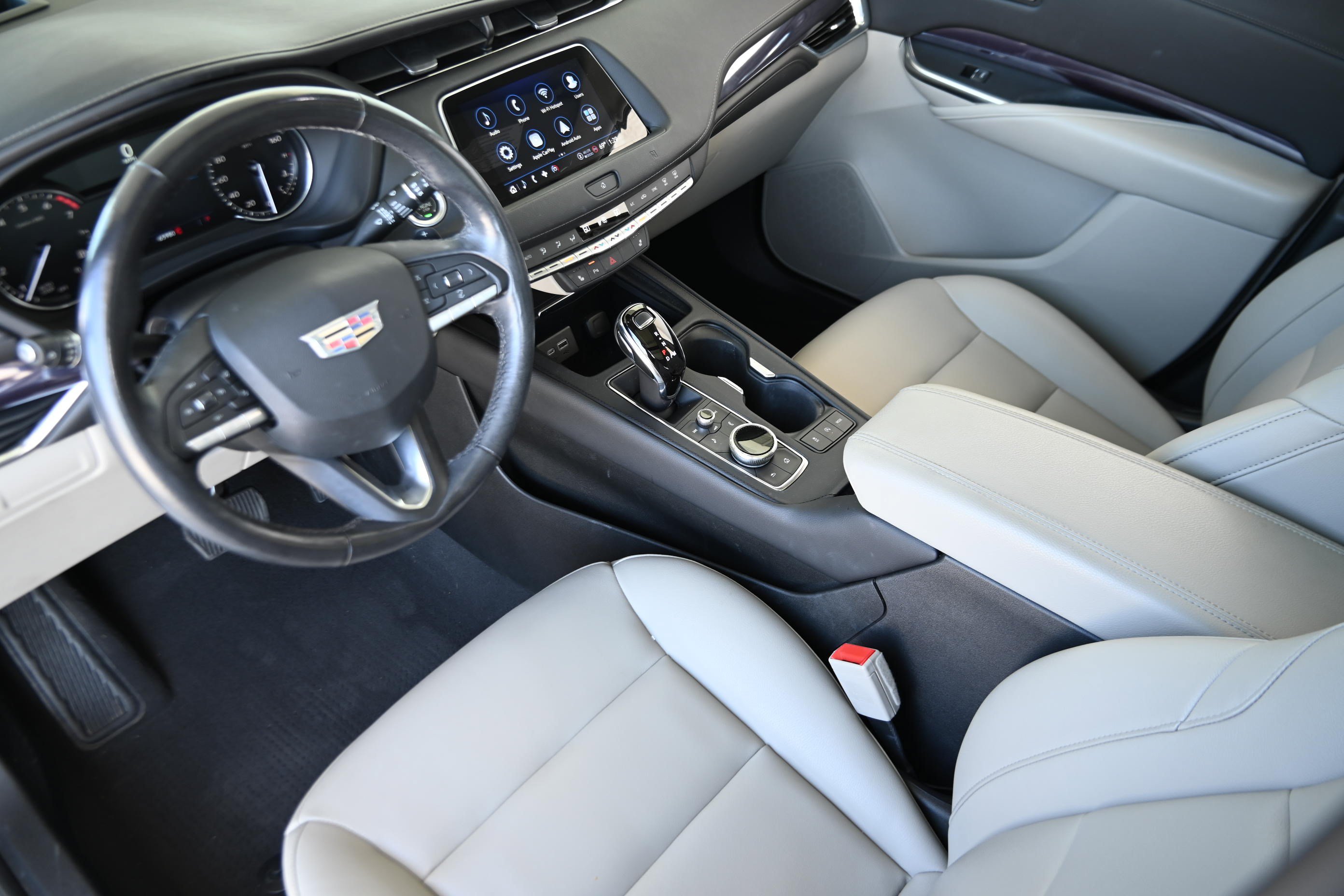 Used 2021 Cadillac XT4 Luxury w/ Cold Weather Package FWD image 13