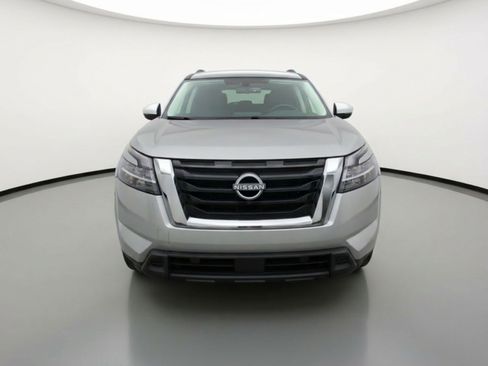 Used 2025 Nissan Pathfinder SV image 2