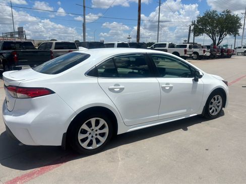 Used 2023 Toyota Corolla LE FWD image 4