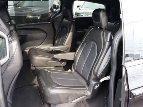 Used 2025 Chrysler Pacifica Select FWD image 12