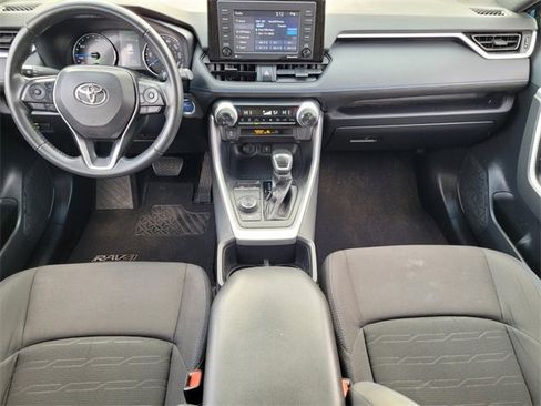 Used 2022 Toyota RAV4 SE image 11