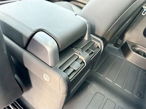 Used 2023 Land Rover Defender 90 SE image 25