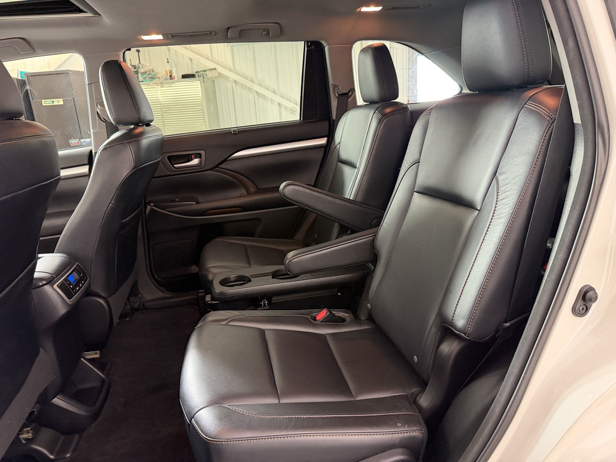 Used 2016 Toyota Highlander XLE AWD/4WD image 23