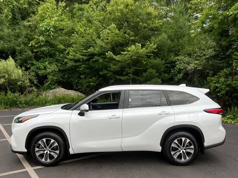 Used 2023 Toyota Highlander XLE AWD/4WD image 2