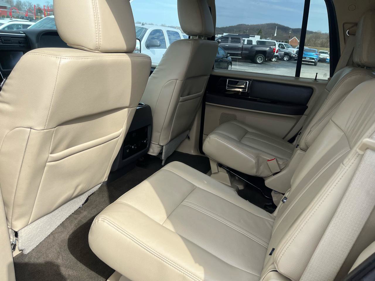 Used 2015 Lincoln Navigator 4WD w/ Equipment Group 101A Reserve image 16