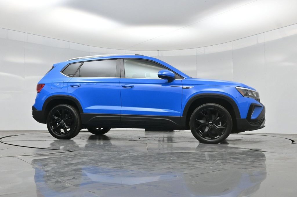 Used 2023 Volkswagen Taos SE w/ Panoramic Sunroof Package FWD image 18