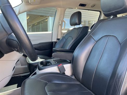 Used 2018 Chrysler Pacifica Limited image 17