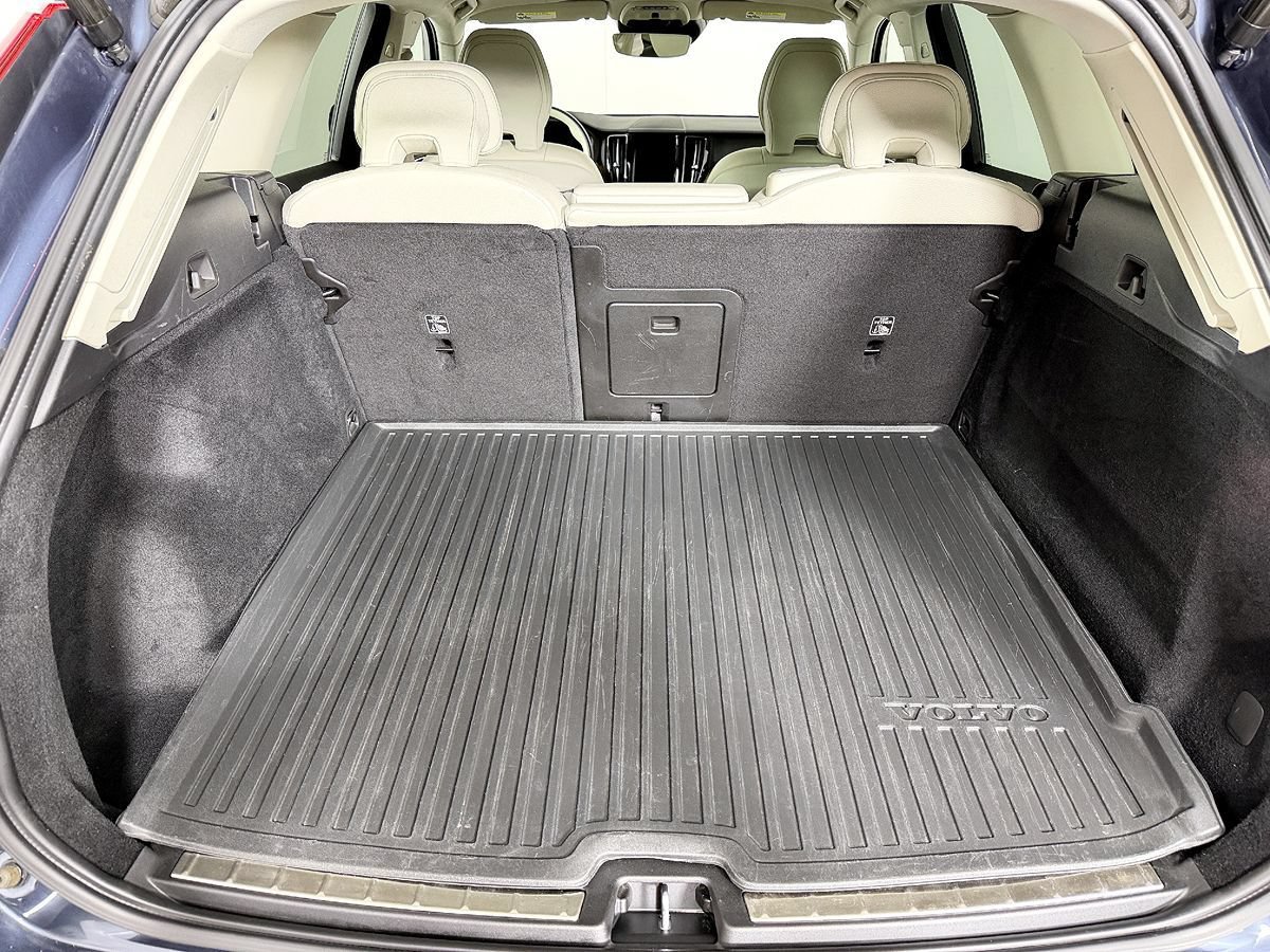 Used 2021 Volvo XC60 T5 Momentum w/ Premium Package AWD/4WD image 14