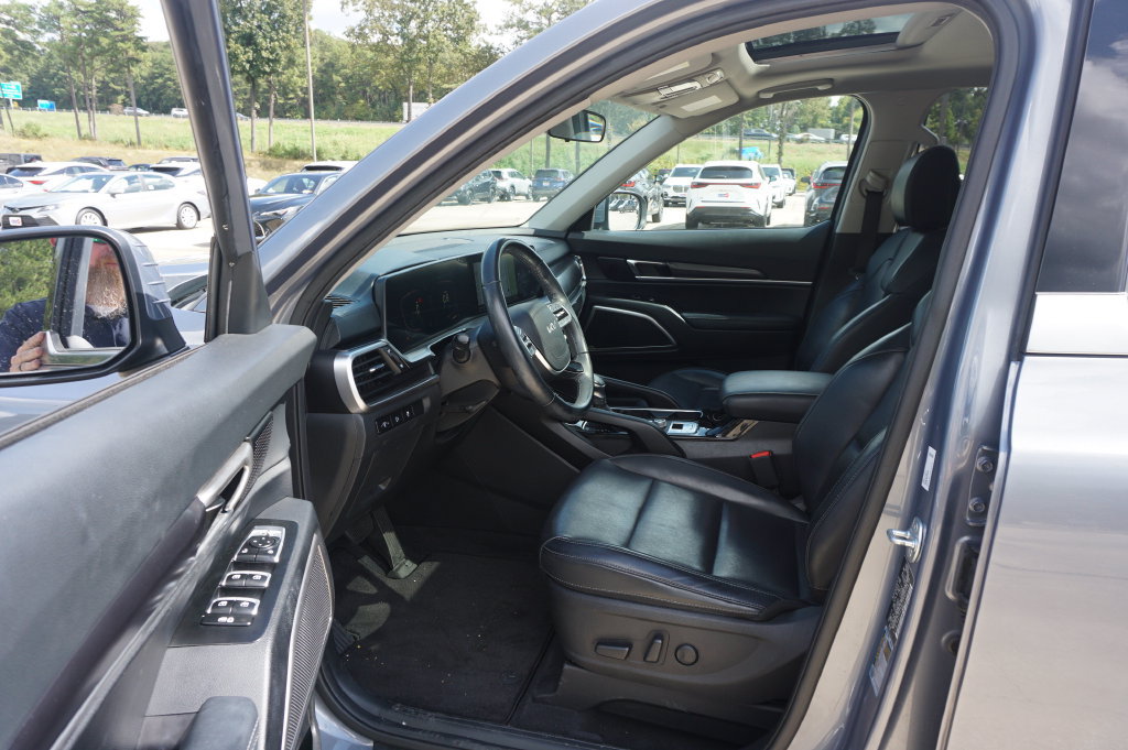 Used 2024 Kia Telluride S w/ S Sunroof Package FWD image 2
