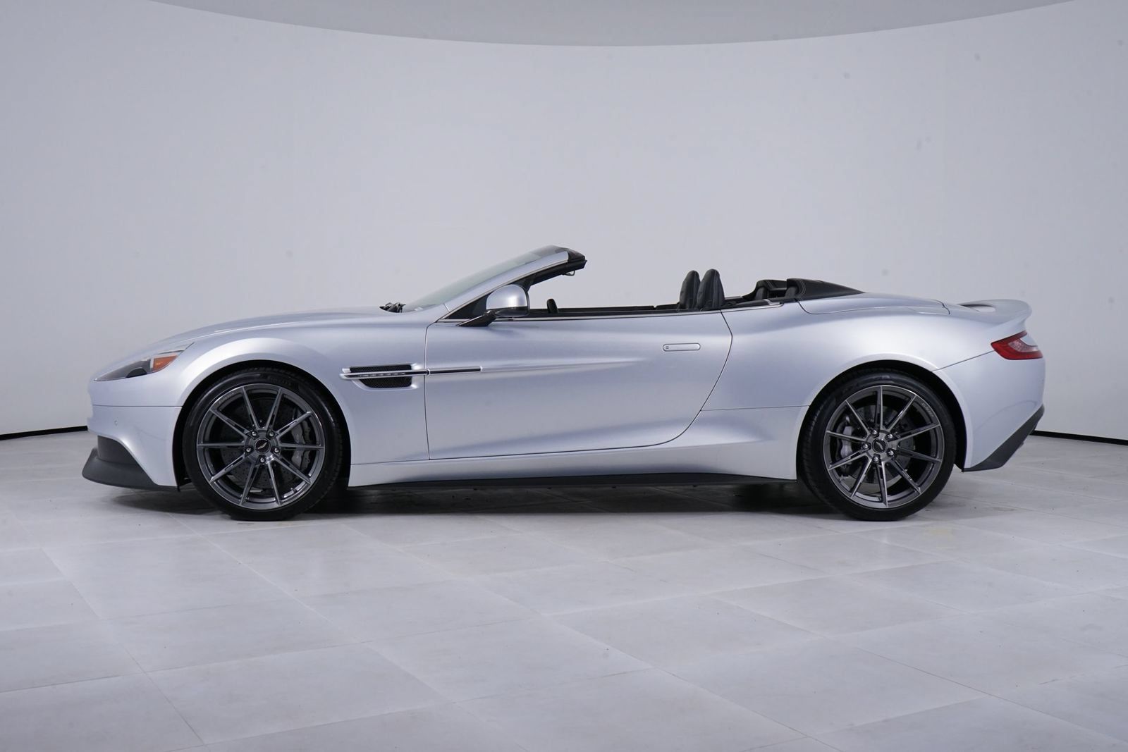 Used 2016 Aston Martin Vanquish Volante RWD image 2