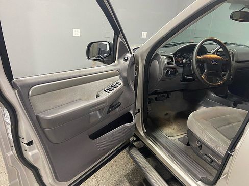 Used 2004 Ford Explorer XLT image 9
