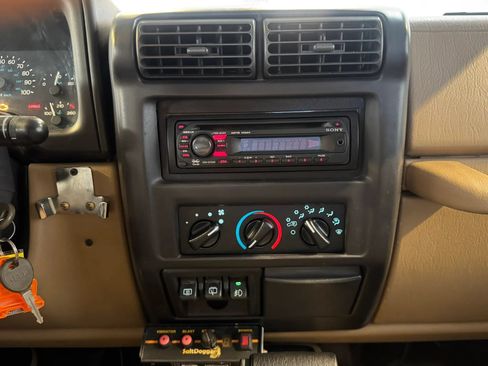 Used 2000 Jeep Wrangler Sahara AWD/4WD image 13