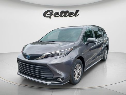 Used 2025 Toyota Sienna XLE FWD image 1