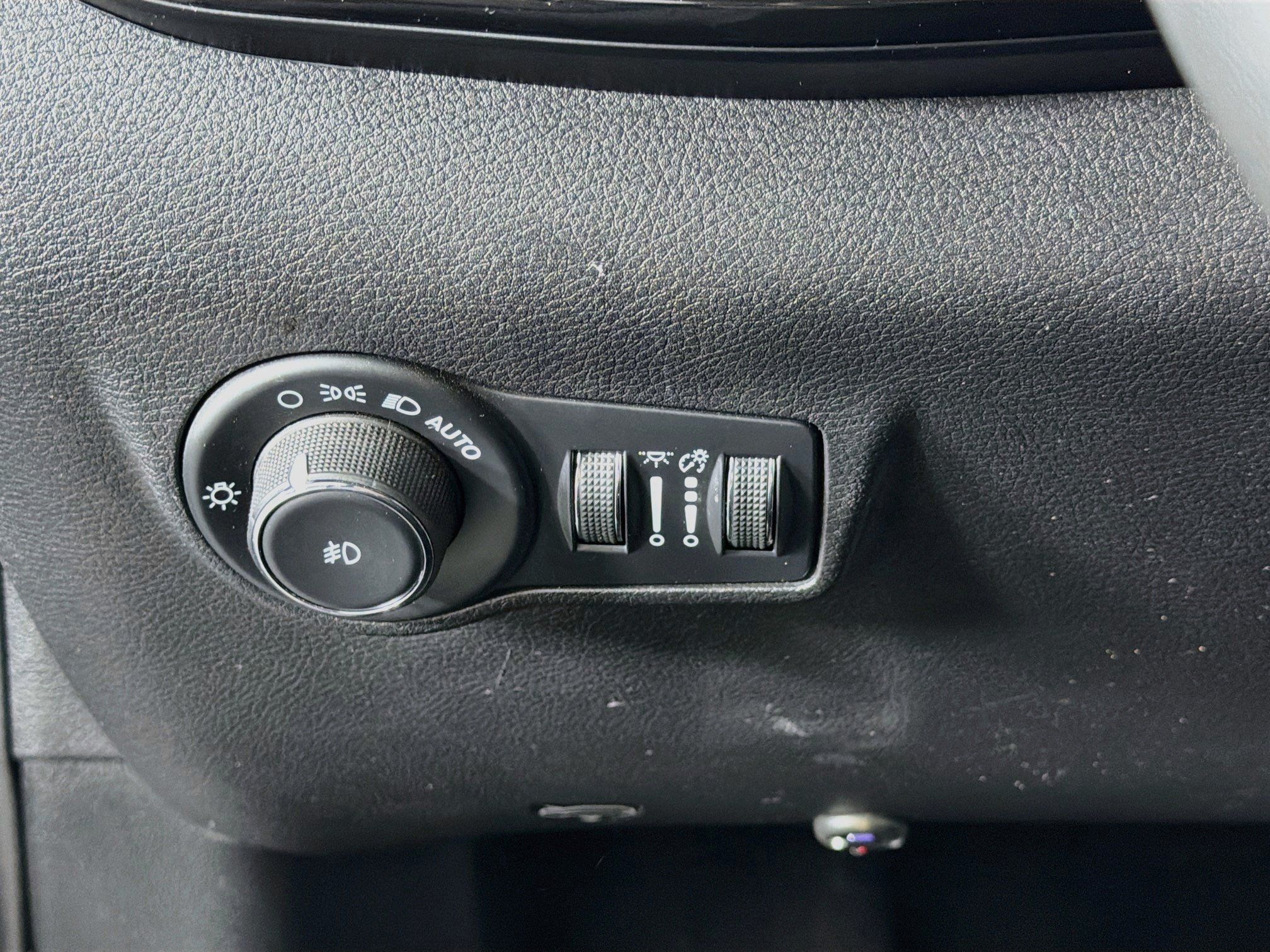 Used 2023 Jeep Compass Latitude AWD/4WD image 17