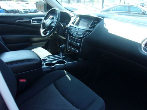 Used 2019 Nissan Pathfinder SV image 8