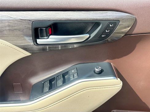 Used 2020 Toyota Highlander Limited image 18