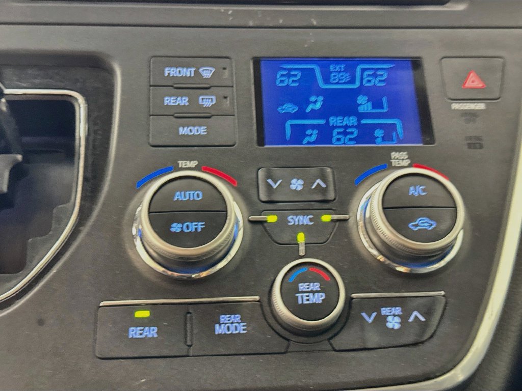 Used 2016 Toyota Sienna SE FWD image 18